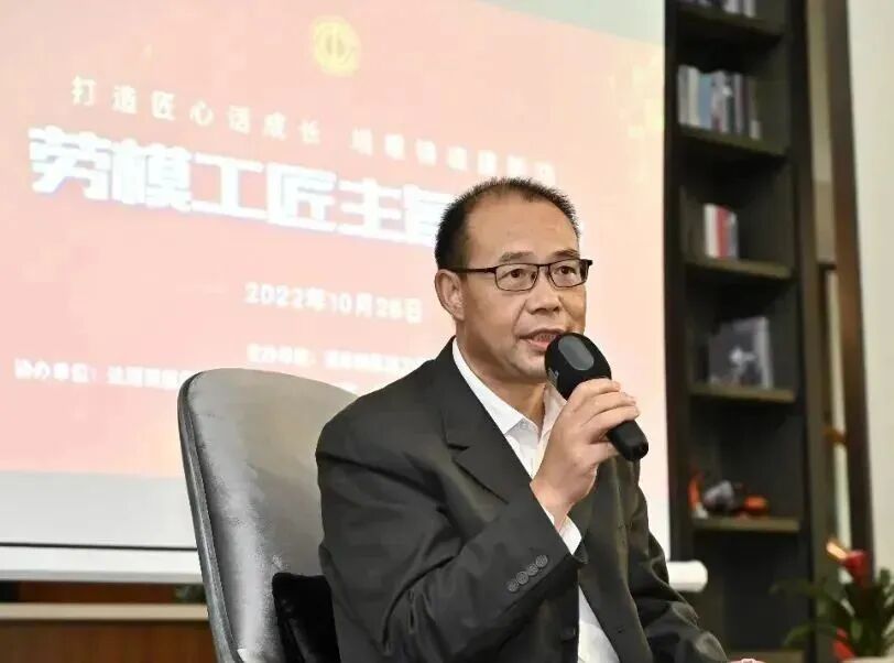 浦东新区总工会党组副书记、副主席温映瑞致辞