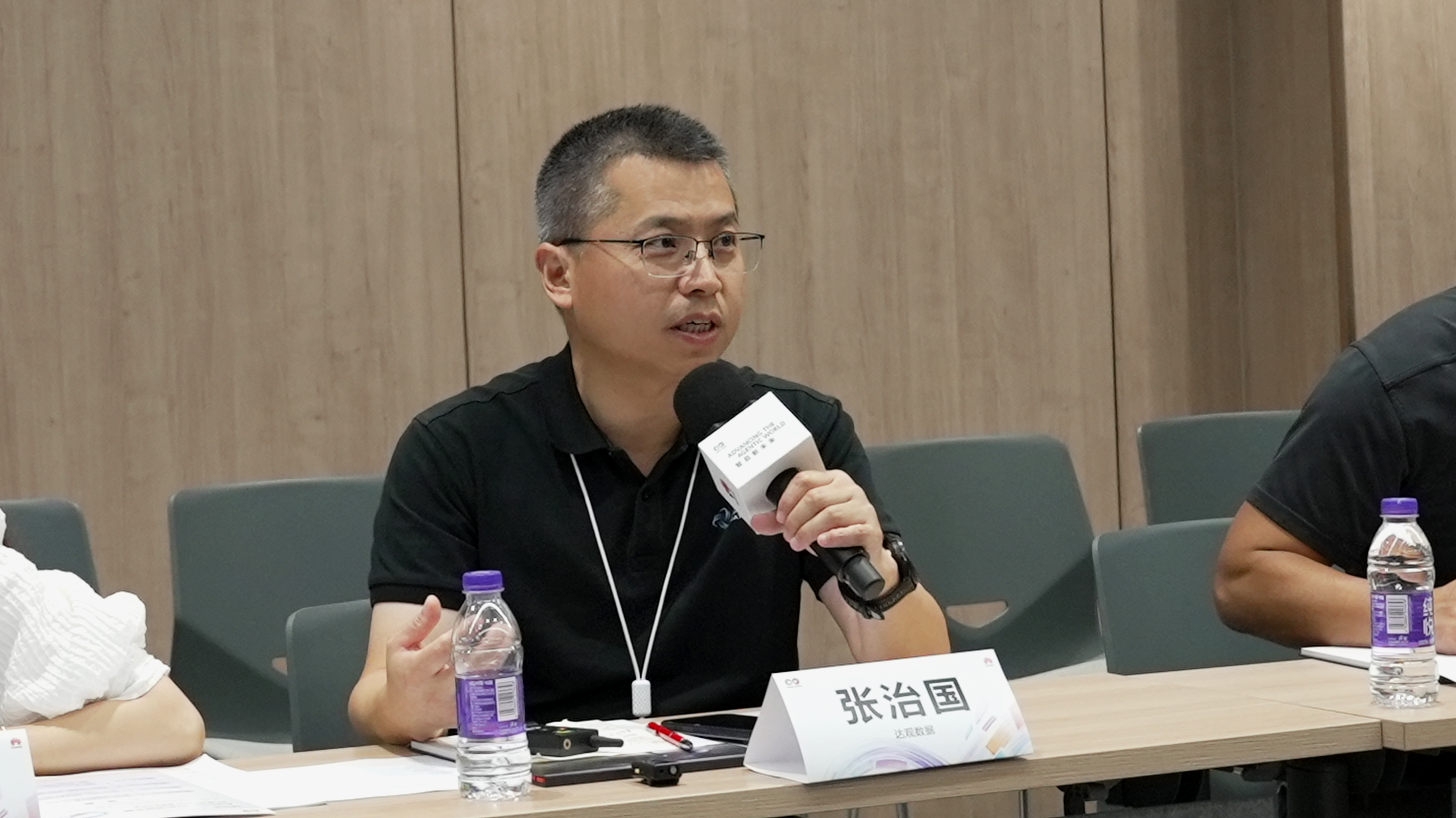 图2 达观数据总裁张治国在圆桌会议发表演讲